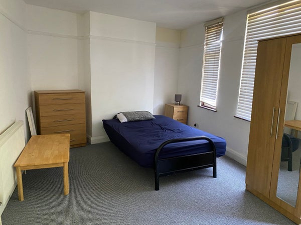 Flat Oldfield Lane South in London