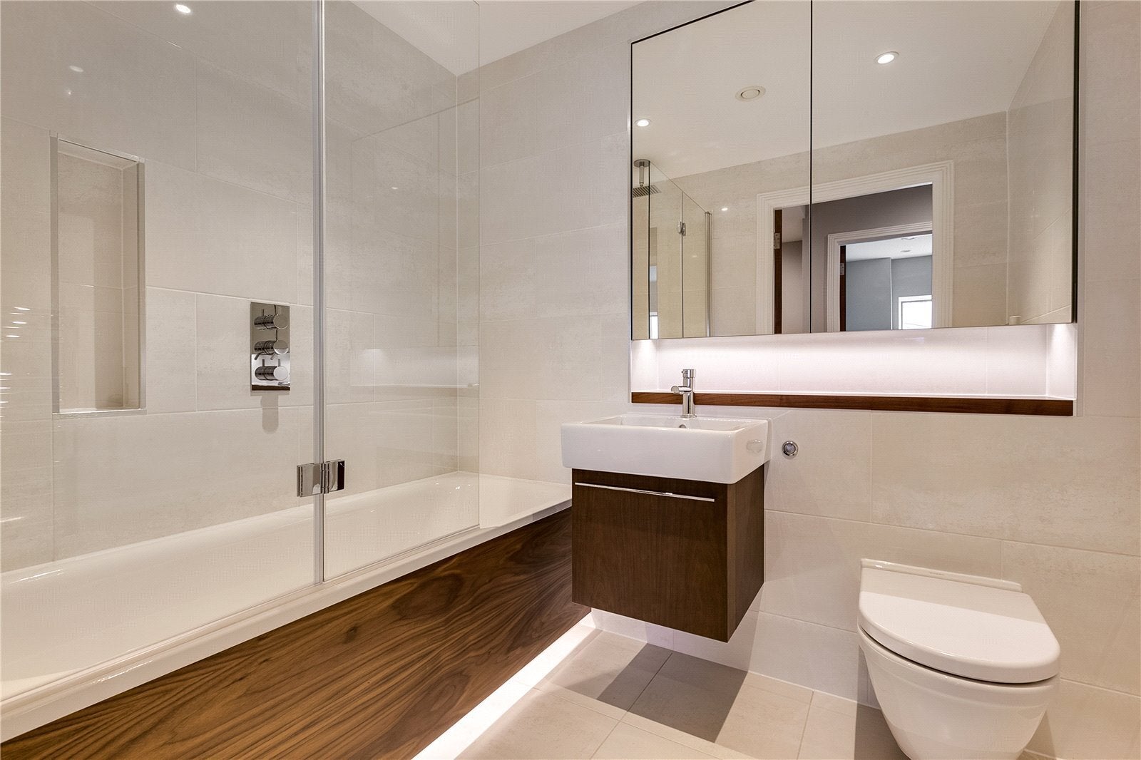 Flat Wyfold Road in Greater London