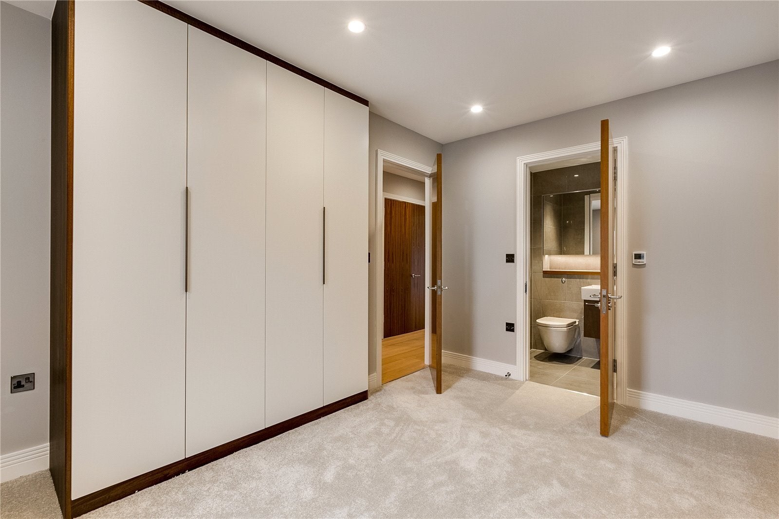 Flat Wyfold Road in Greater London