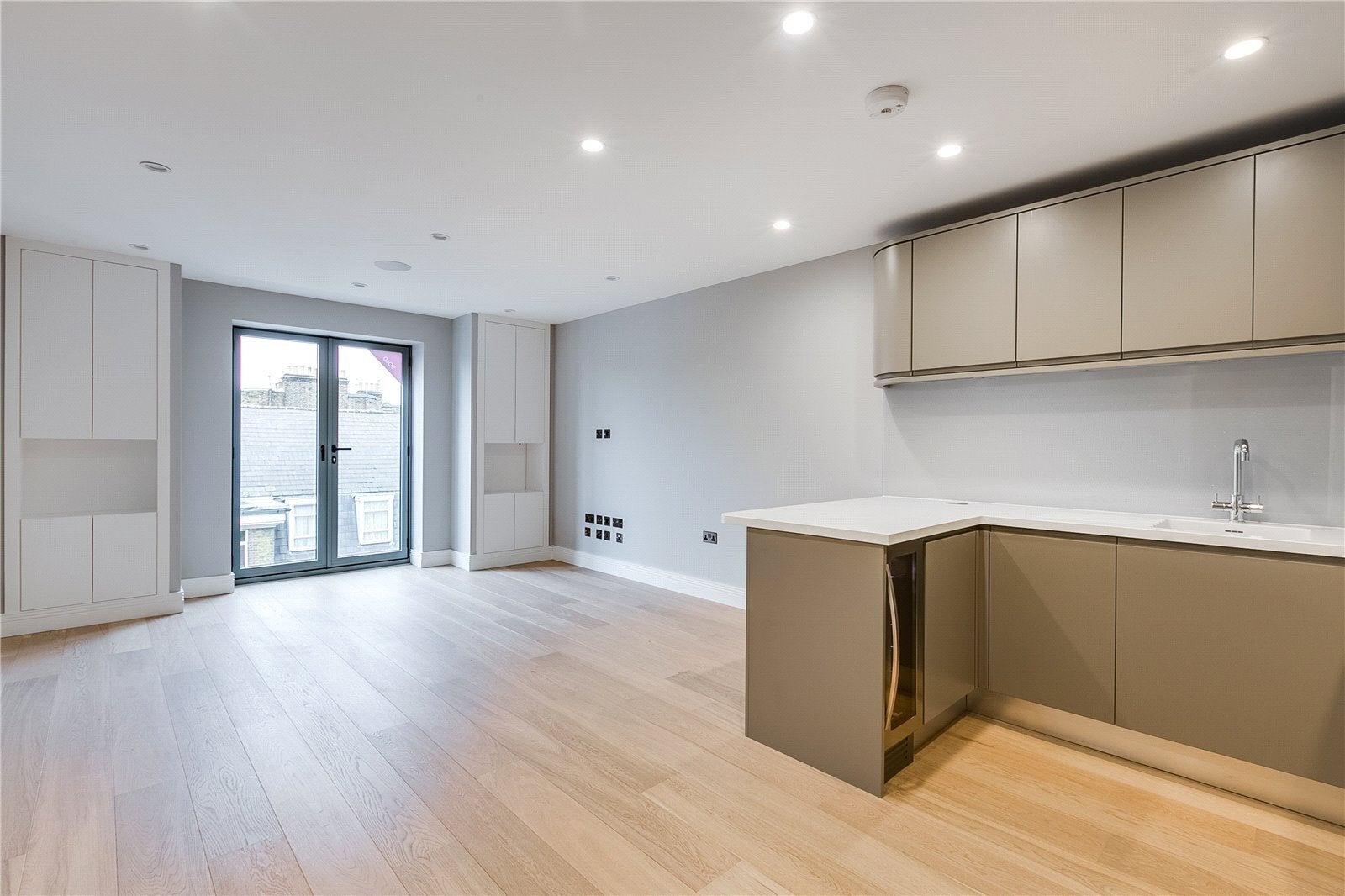 Flat Wyfold Road in Greater London