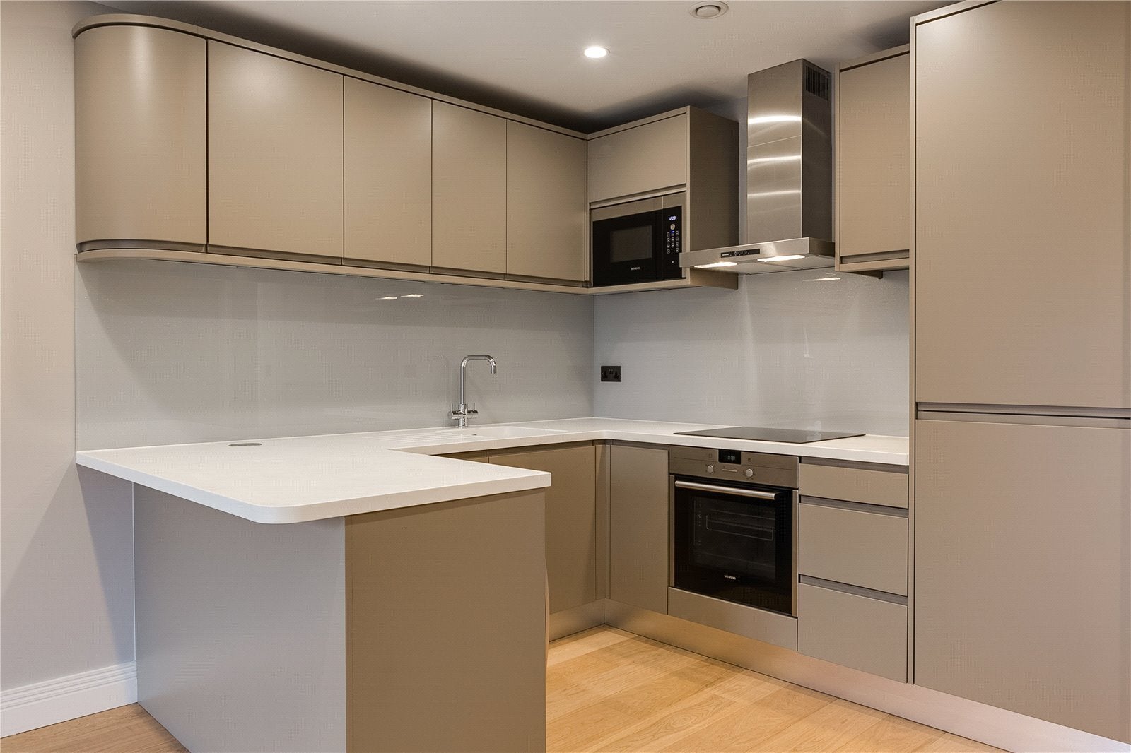 Flat Wyfold Road in Greater London
