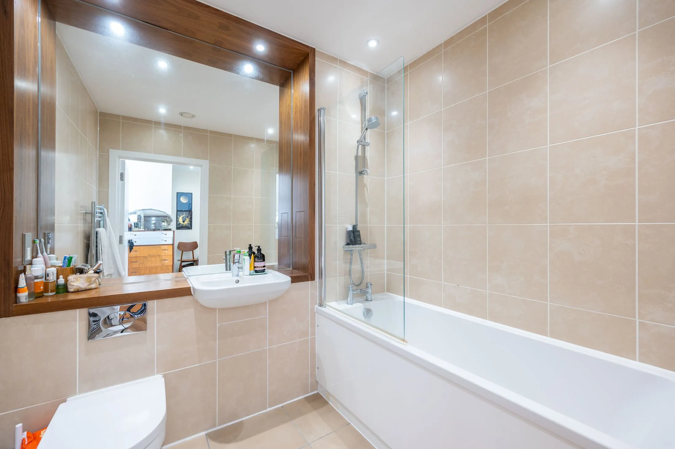 Flat Hatton Road in Greater London
