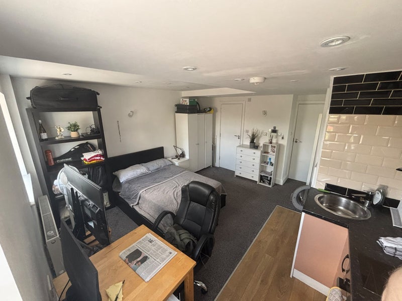 Room Gladstone Road in Greater London