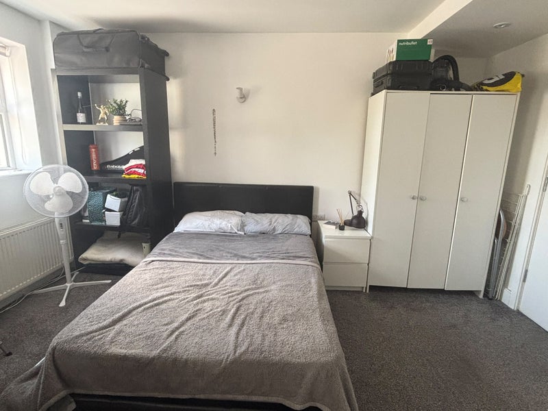 Room Gladstone Road in Greater London