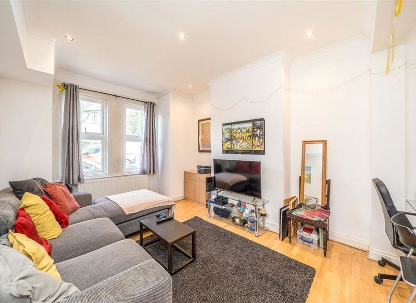 Room Revelon Road in Greater London