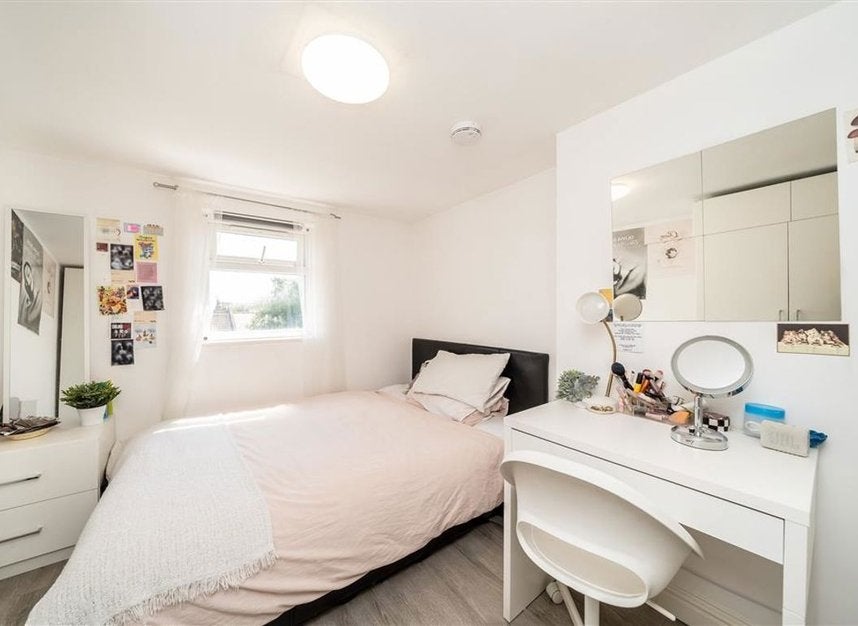 Room Revelon Road in Greater London