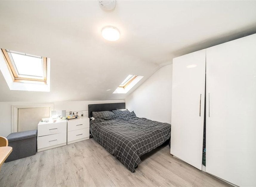 Room Revelon Road in Greater London