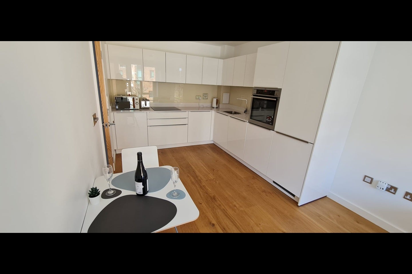 Flat Turnberry Quay in Greater London