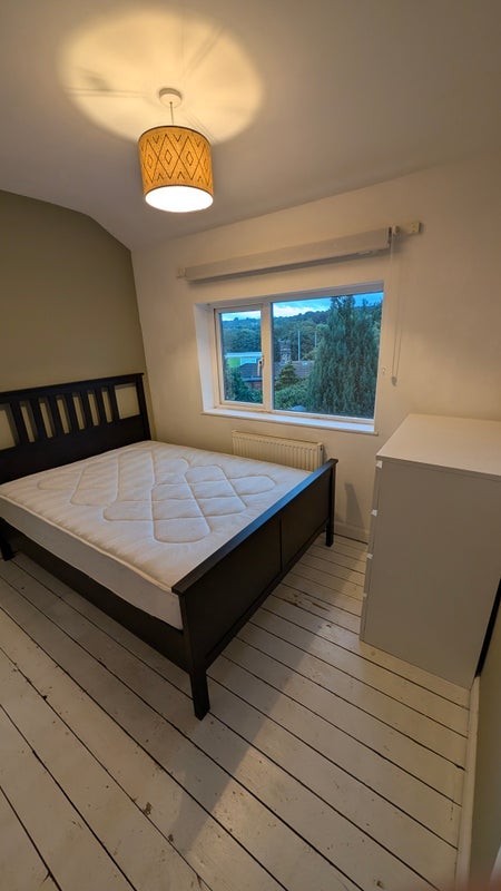 Room Burley Wood Crescent in Leeds