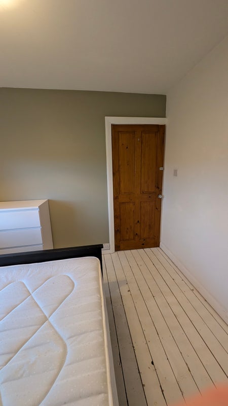 Room Burley Wood Crescent in Leeds