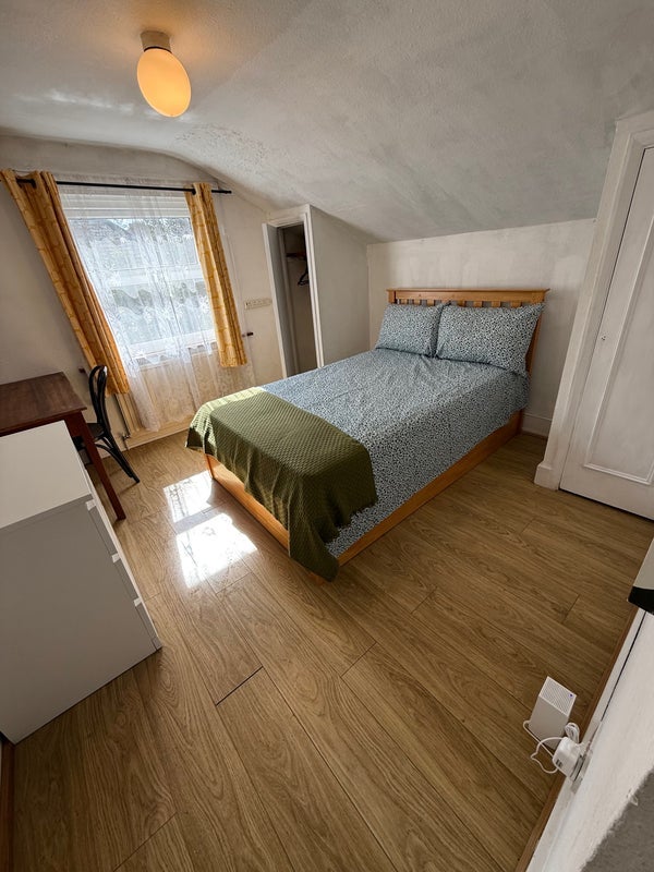 Room Rhodesia Road in Greater London