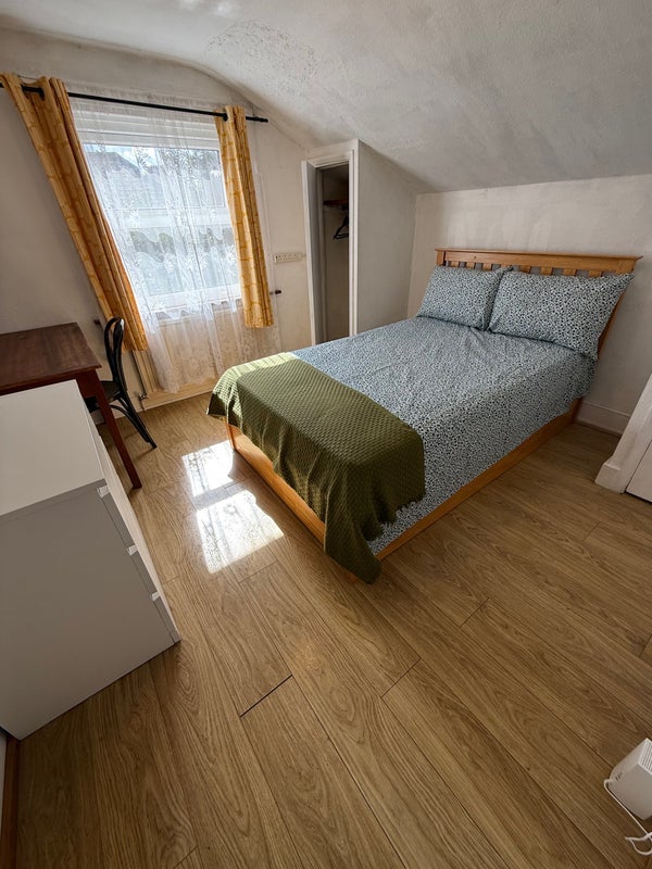 Room Rhodesia Road in Greater London