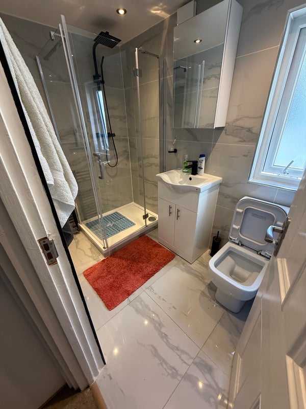 Room Rhodesia Road in Greater London