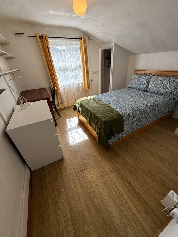 Room Rhodesia Road in Greater London