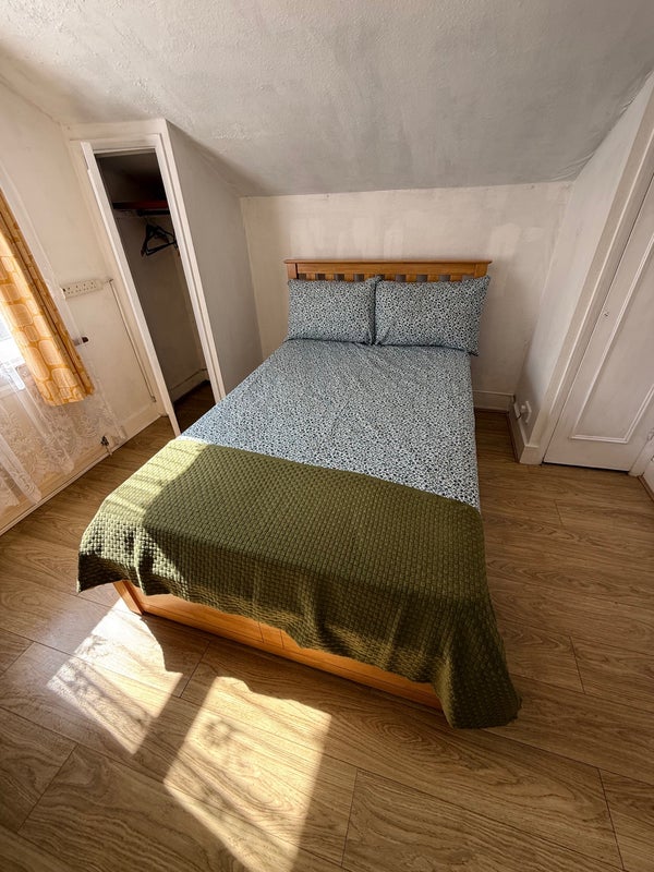 Room Rhodesia Road in Greater London