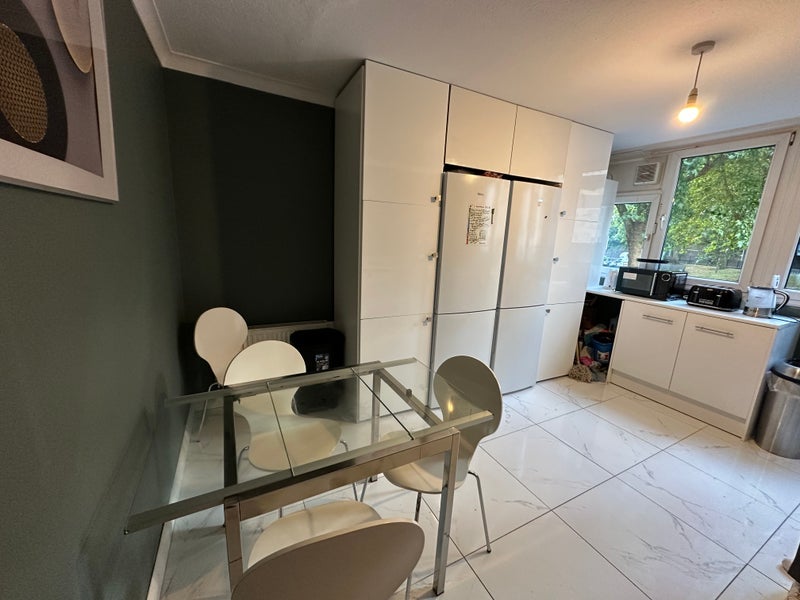 Room Thomas Baines Road in Greater London