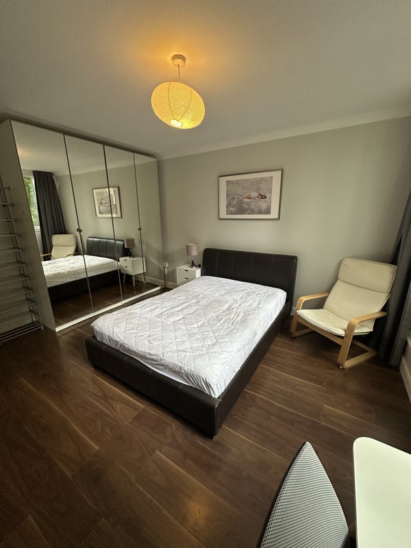 Room Thomas Baines Road in Greater London