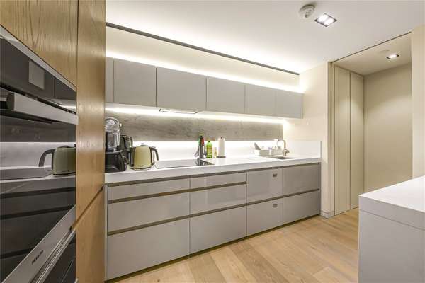 Flat Charlotte Street in Greater London