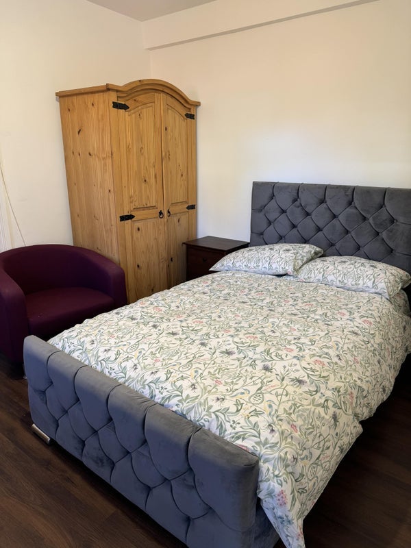 Room Albert Drive in Glasgow