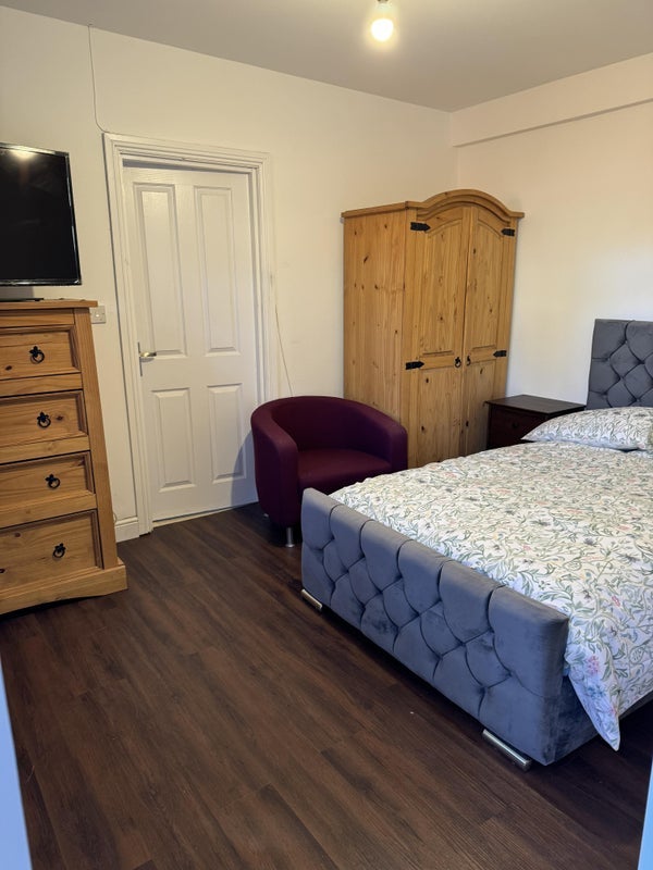 Room Albert Drive in Glasgow