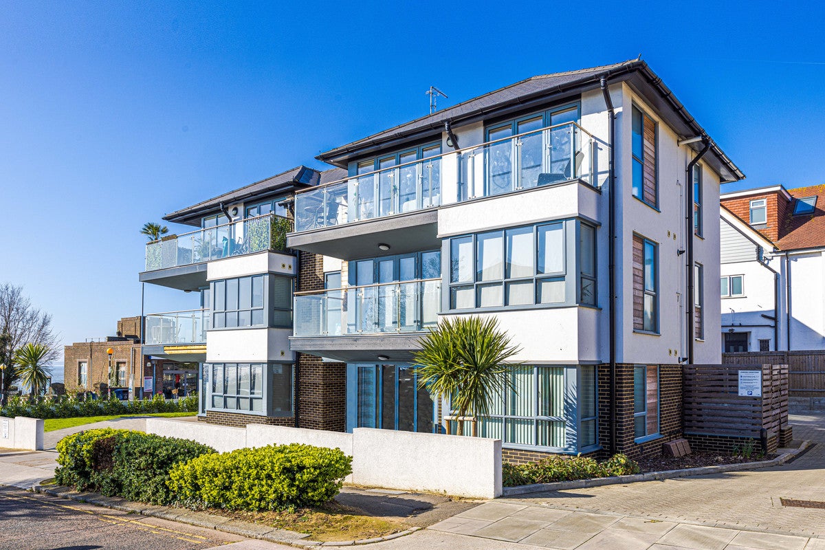 Flat Queen Anne's Drive in Southend-on-Sea