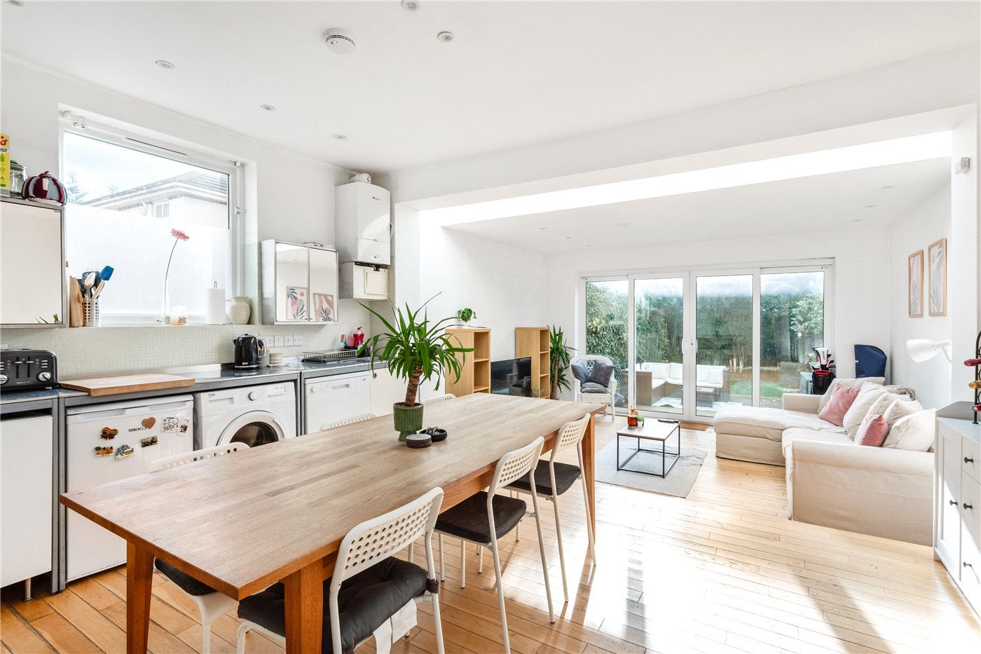 Flat Lydden Grove in Greater London