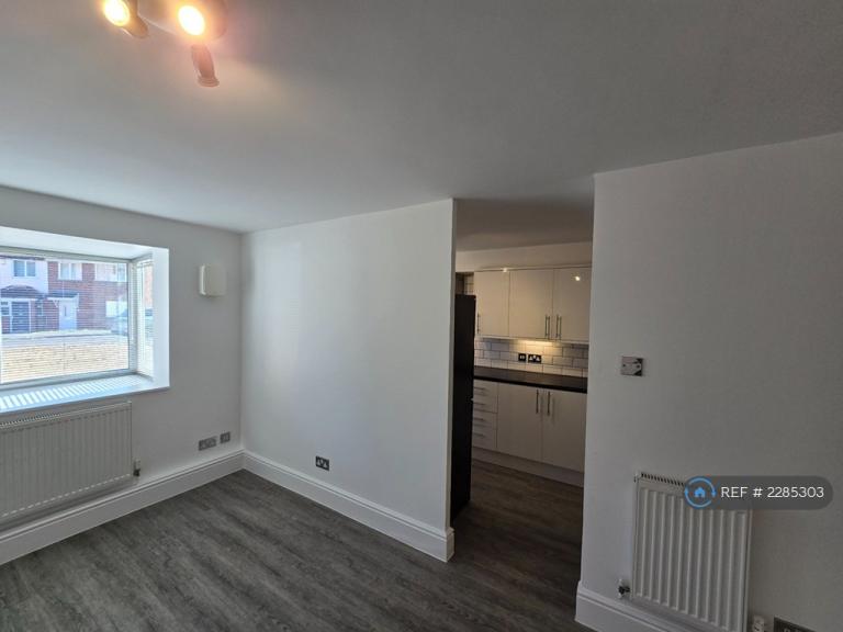 Flat Braithwaite Avenue in Greater London