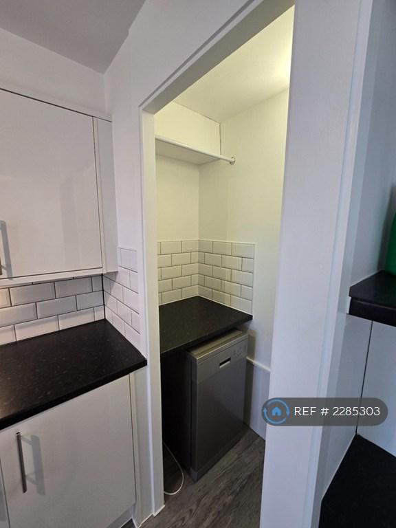 Flat Braithwaite Avenue in Greater London