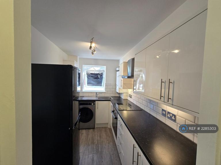 Flat Braithwaite Avenue in Greater London