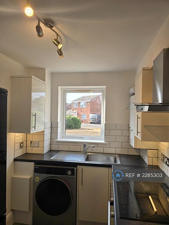 Flat Braithwaite Avenue in Greater London