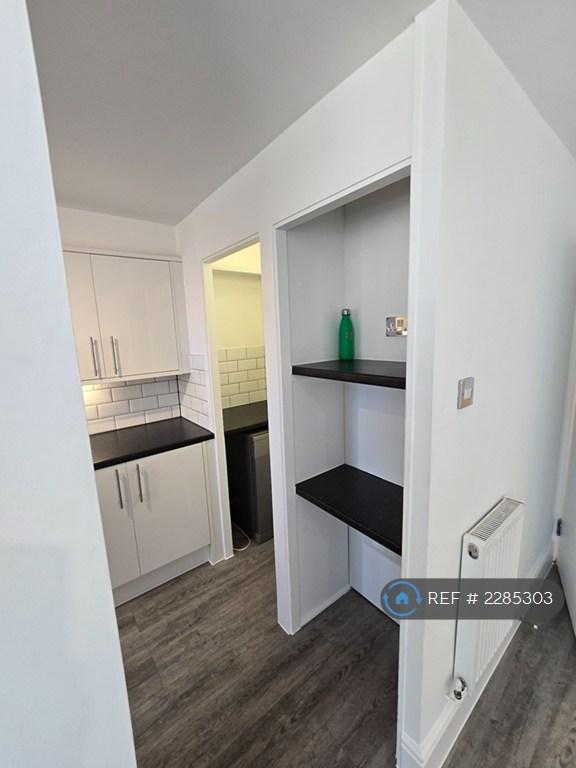 Flat Braithwaite Avenue in Greater London