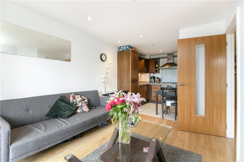 Flat Scott Avenue in Greater London