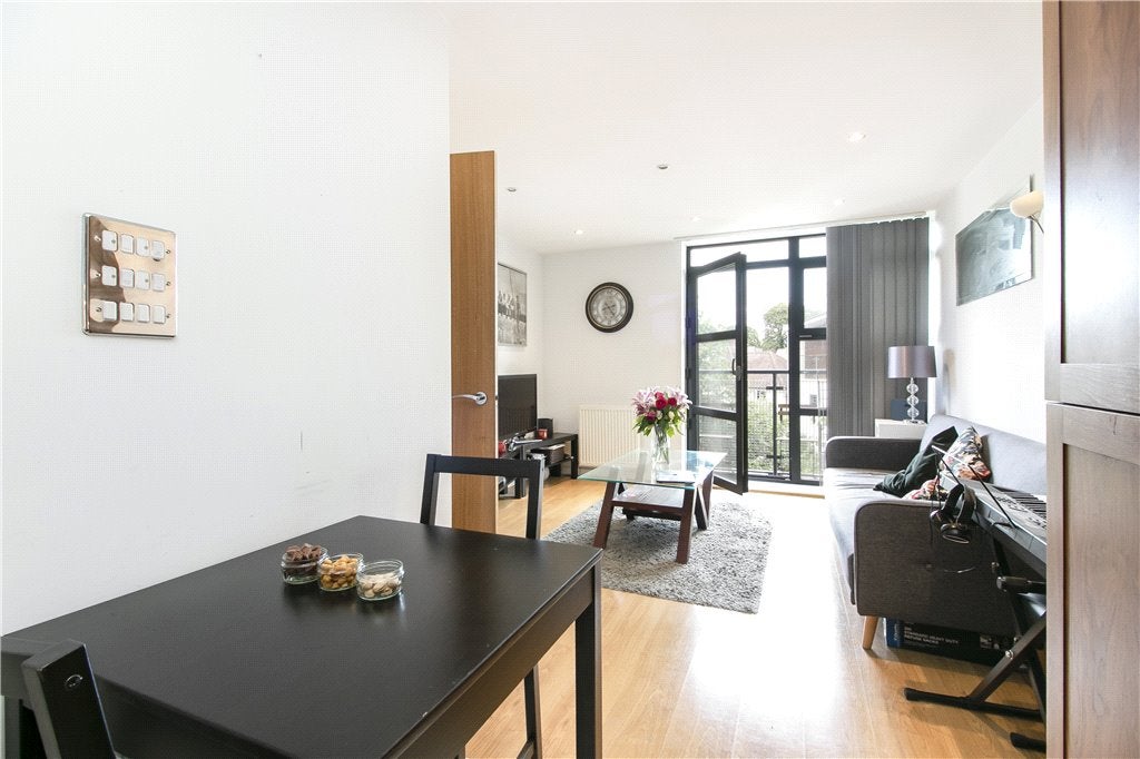 Flat Scott Avenue in Greater London