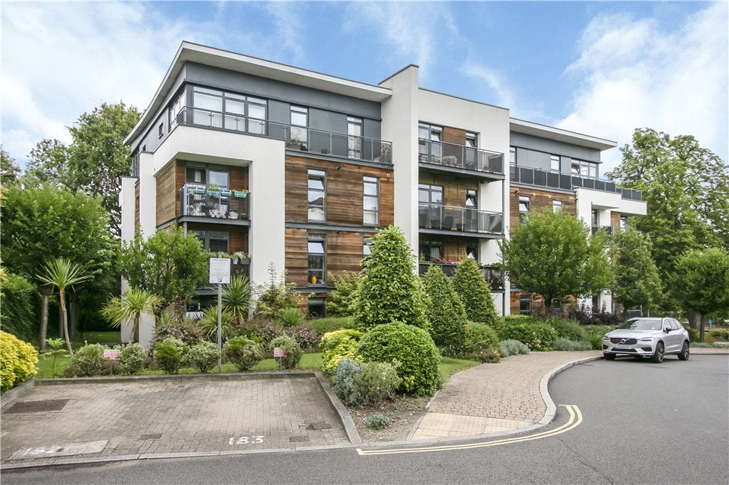 Flat Scott Avenue in Greater London