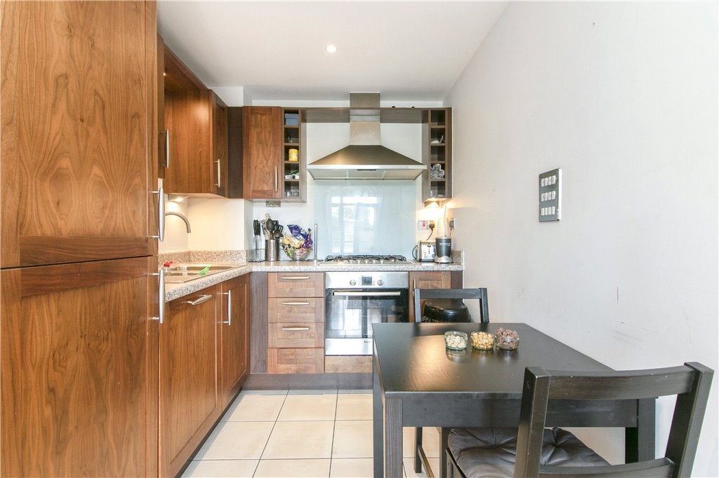 Flat Scott Avenue in Greater London