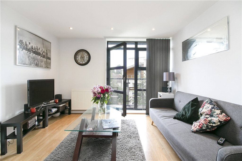 Flat Scott Avenue in Greater London