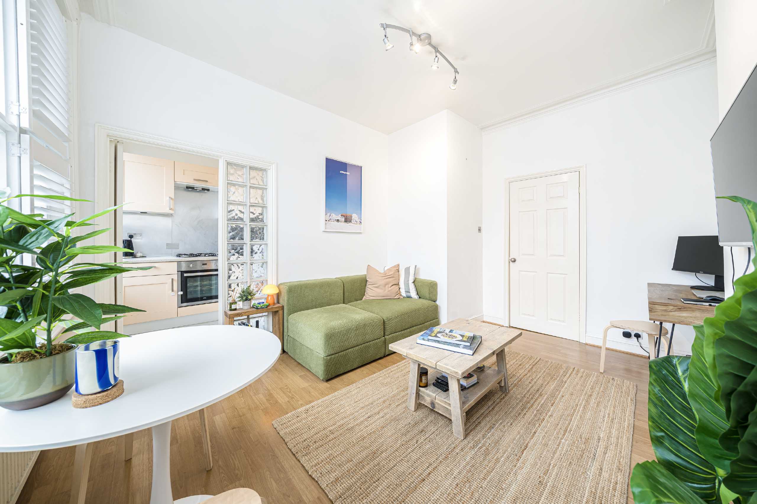Flat Coldharbour Lane in Greater London