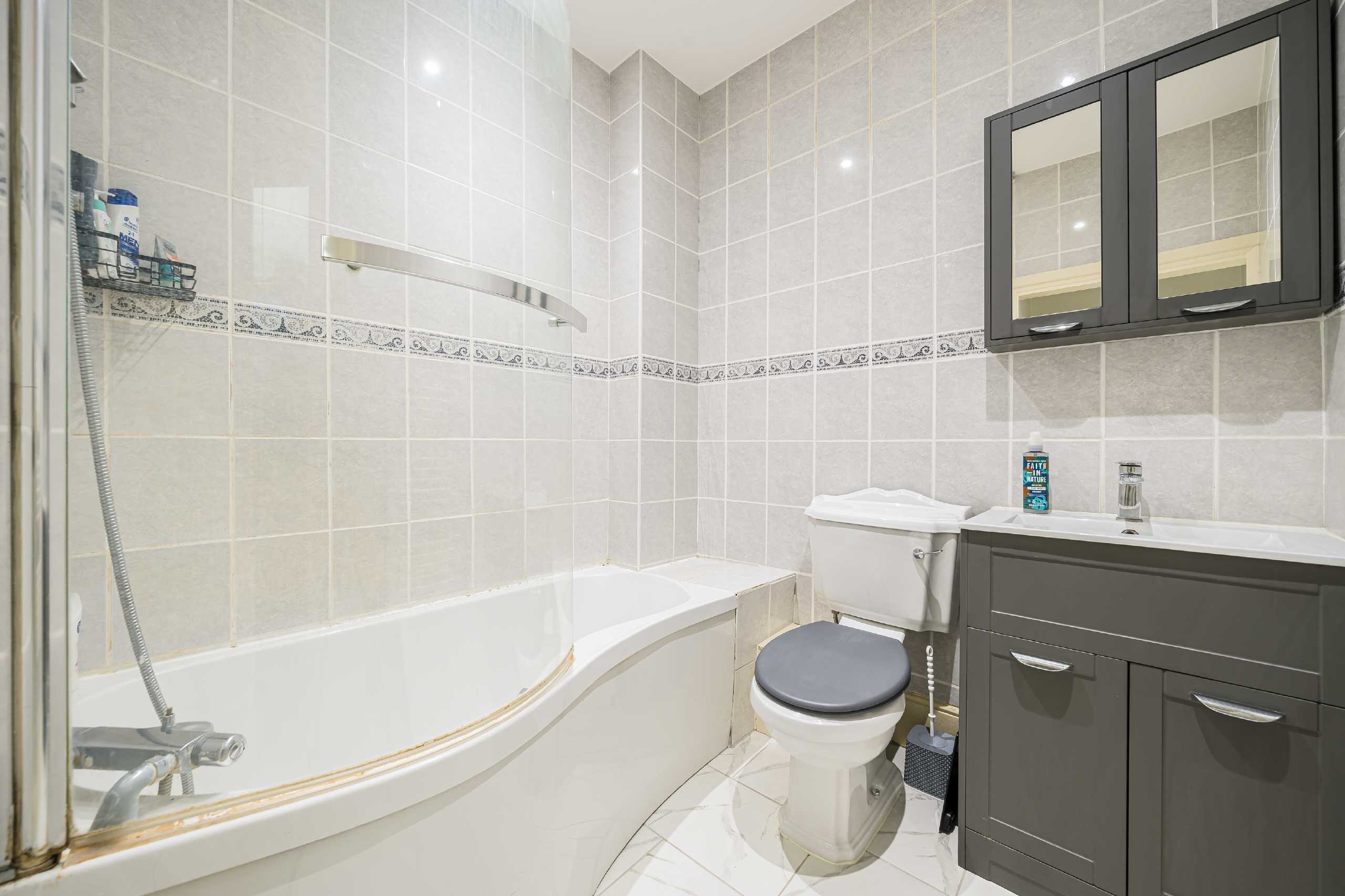 Flat Coldharbour Lane in Greater London