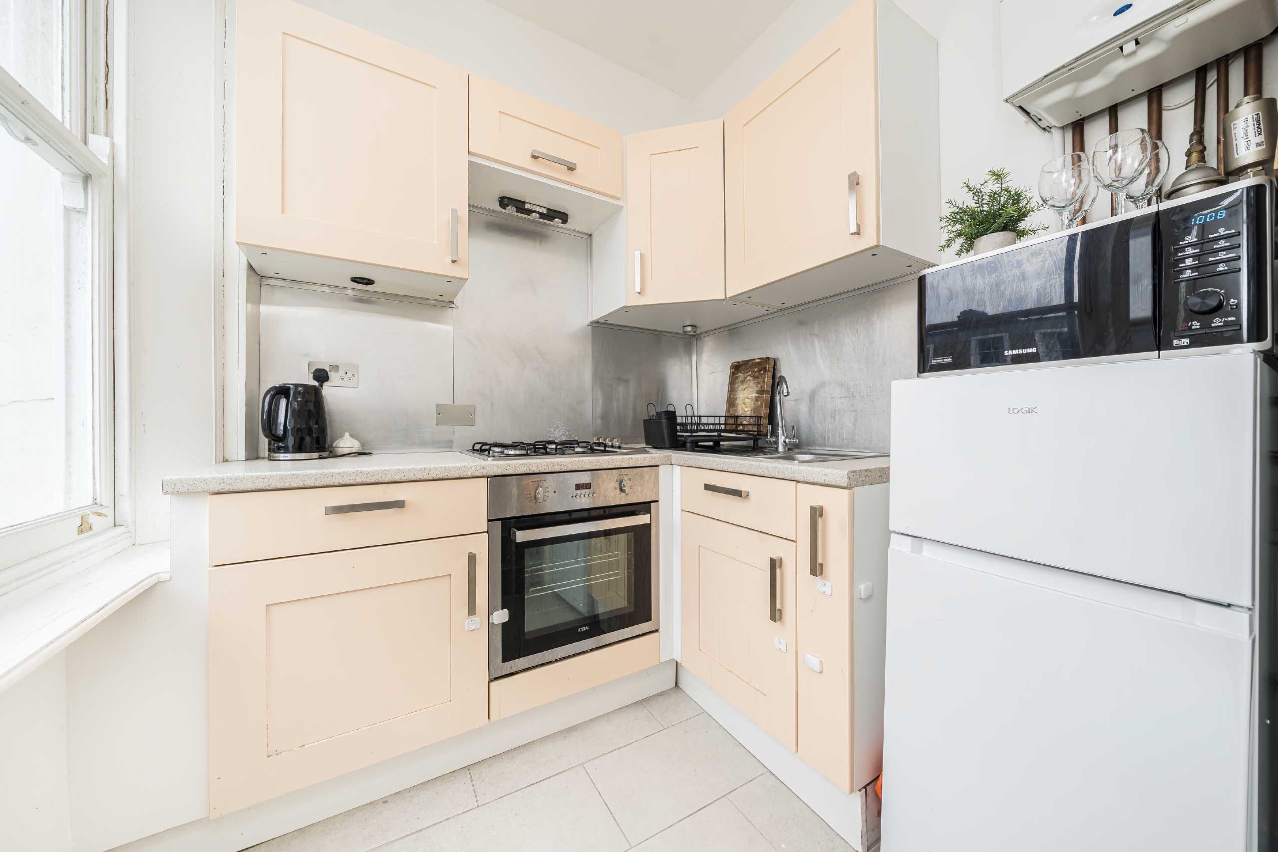 Flat Coldharbour Lane in Greater London