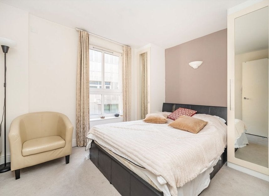 Flat Commercial Road in Greater London