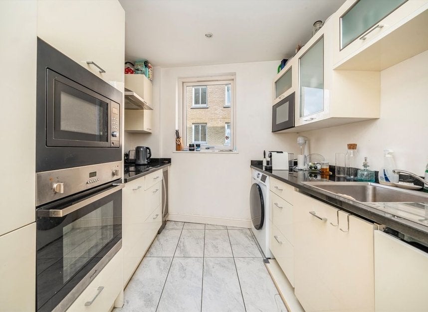 Flat Commercial Road in Greater London