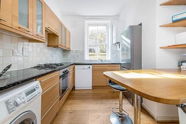 Flat Rigault Road in Greater London
