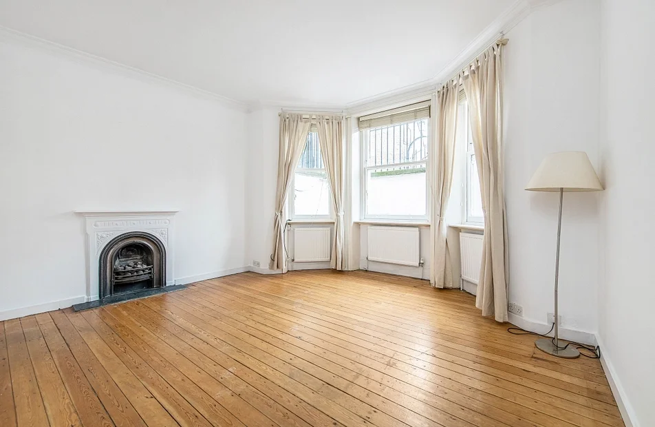 Flat Rigault Road in Greater London