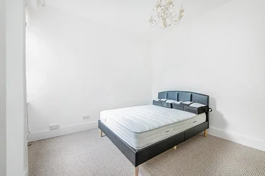 Flat Rigault Road in Greater London