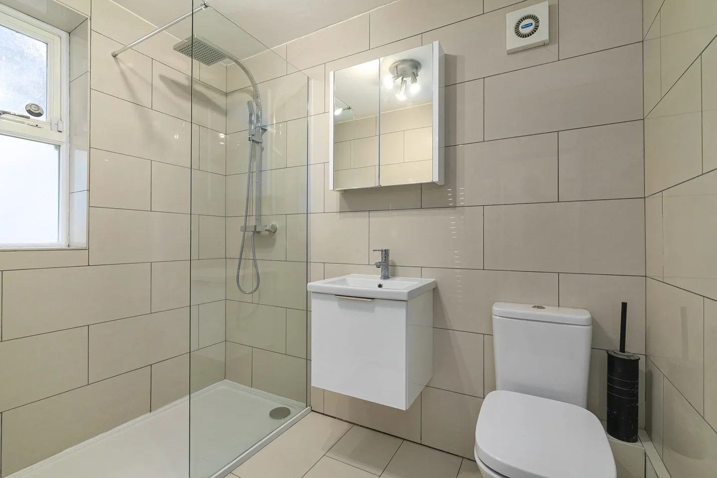 Flat Tredegar Road in Greater London