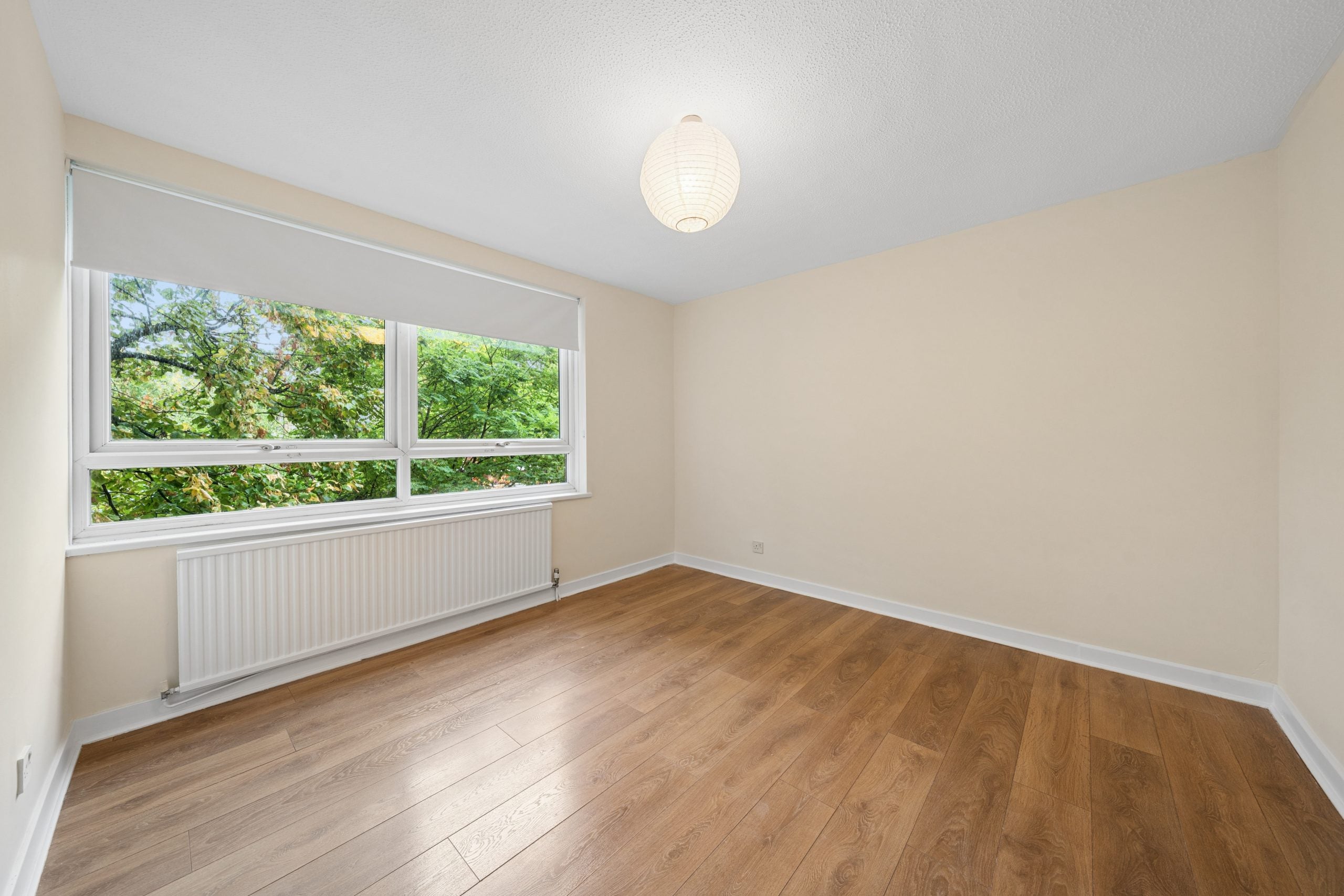 Flat Barrowgate Road in Greater London