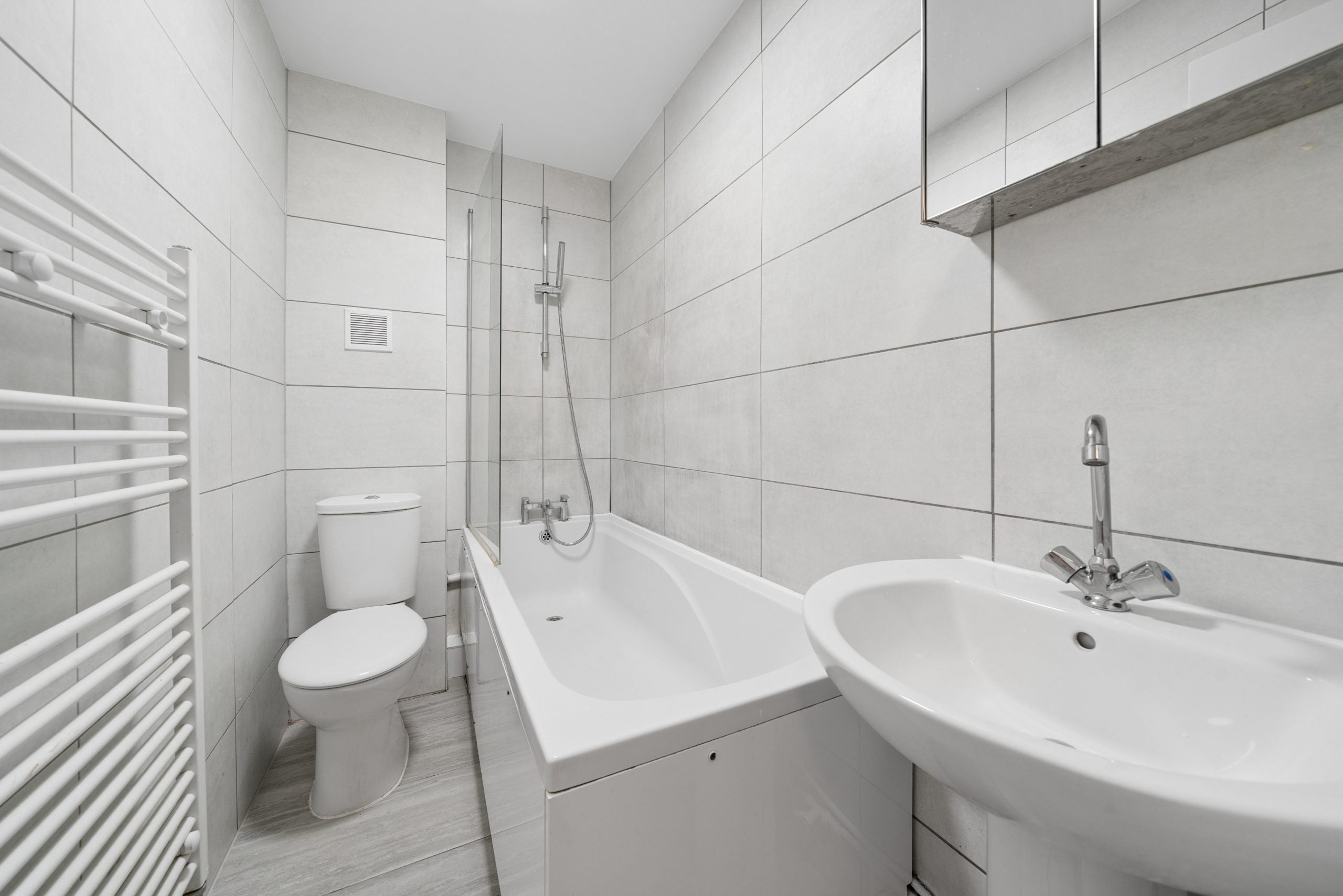 Flat Barrowgate Road in Greater London