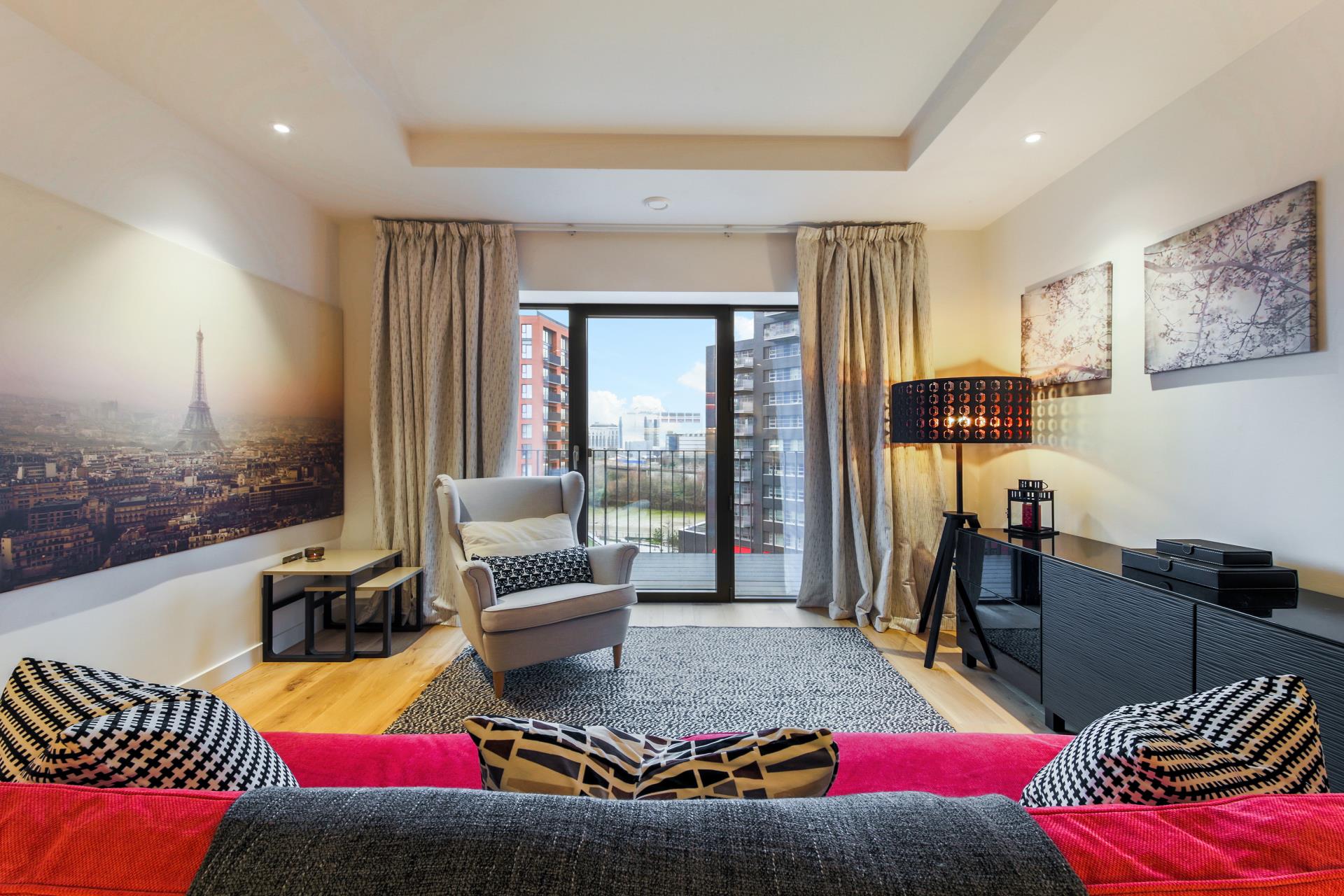 Flat Nairn Street in Greater London