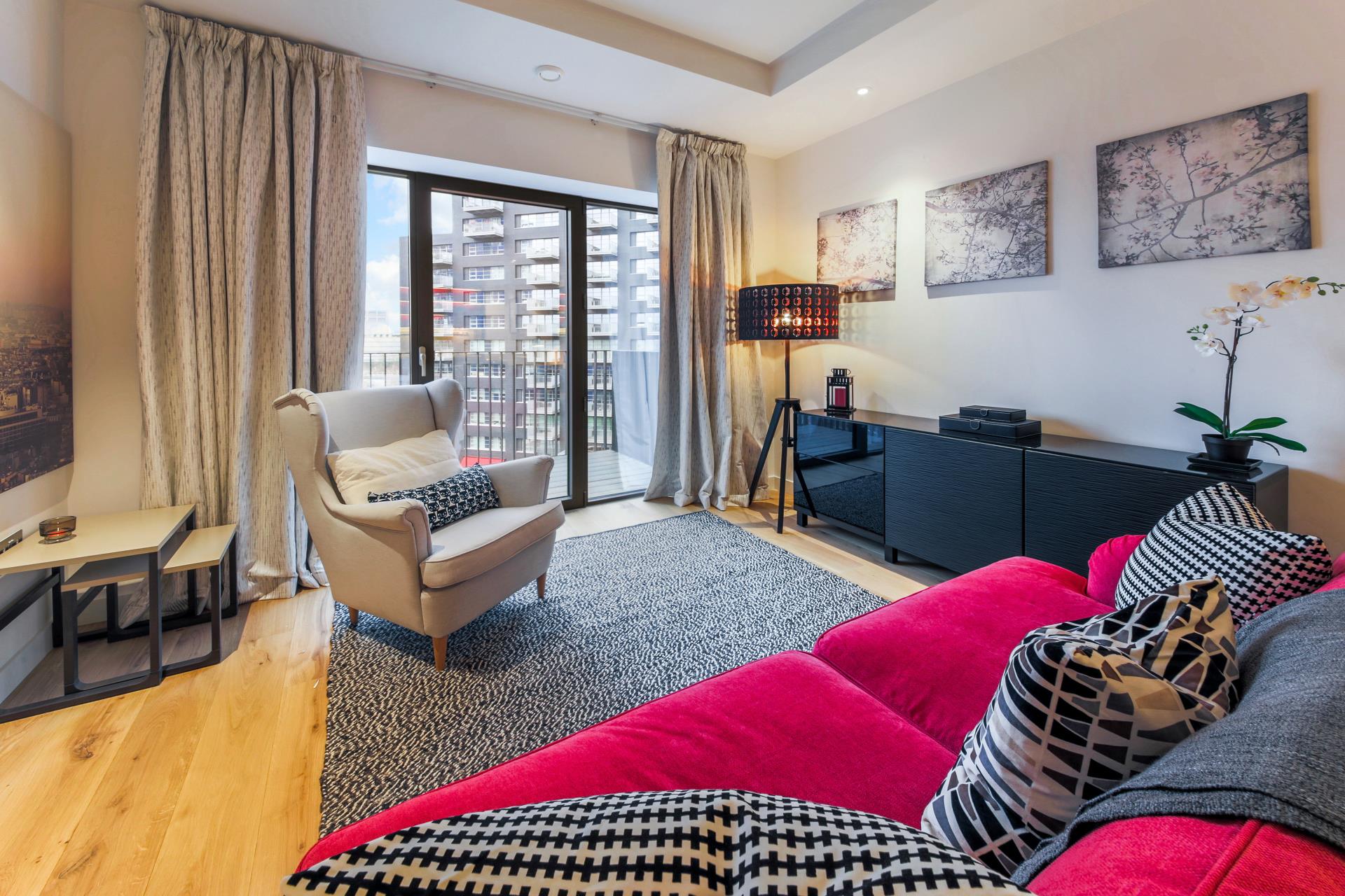 Flat Nairn Street in Greater London