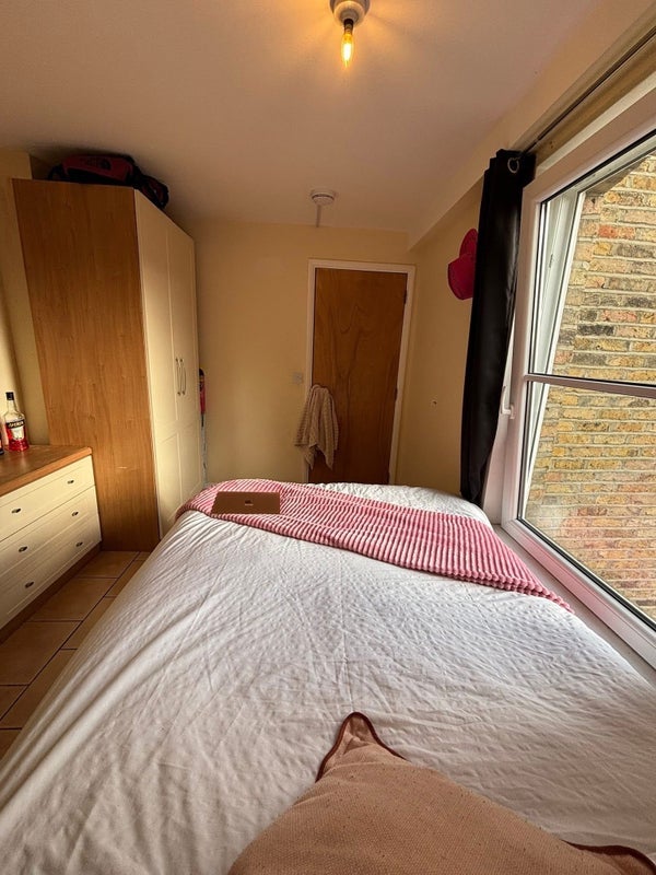 Flat Silverthorne Road in Greater London